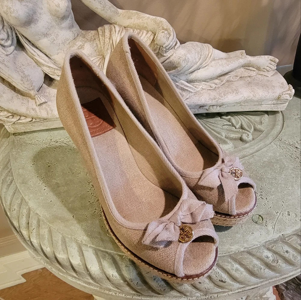 Tory Burch Gold Metalic Canvas Jakie Peep Toe Espidrilles in 8.5. #120